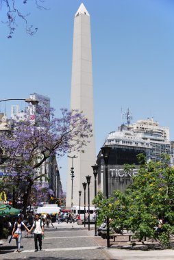 BUENOS ARGENTINA 29: Obelisco Avenida 9 de Julio, Arjantin 'in Buenos Aires şehrinde yer alan bir caddedir. Adı Arjantin 'in Bağımsızlık Günü onuruna 9 Temmuz 1816. 29 Kasım 2011 'de
