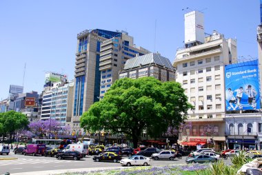 BÜNOS ARGENTINA 29: Plaza de Avenida 9 de Julio, Arjantin 'in Buenos Aires şehrinde yer alan bir caddedir. Adı Arjantin 'in Bağımsızlık Günü onuruna 9 Temmuz 1816. 29 Kasım 2011 'de