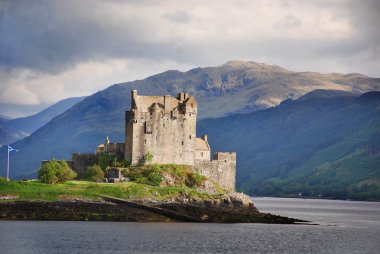 Eilean Donan Kalesi, İskoçya 'nın batısındaki Loch Duich Gölü' nde küçük bir adadır. Bir yaya köprüsü ile anakaraya bağlıdır ve Dornie köyünden yaklaşık 800 metre uzaktadır.