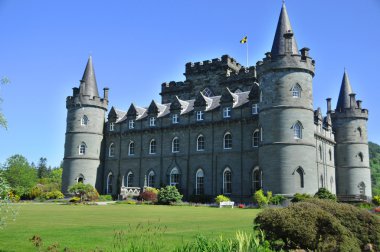 INVERARAY Şatosu, SCOTLAND 'daki bahçedeki ortaçağ İskoç binası güneşli sıcak yaz gününde açık mavi gökyüzü, AĞUSTOS 2016.