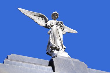 La Recoleta Mezarlığı 'ndaki heykeller Arjantin' in Buenos Aires semtinde yer alan ünlü bir mezarlıktır. Eva Peran da dahil olmak üzere önemli insanların mezarlarını içeriyor..