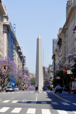 BUENOS ARGENTINA 29: Obelisco Avenida 9 de Julio, Arjantin 'in Buenos Aires şehrinde yer alan bir caddedir. Adı Arjantin 'in Bağımsızlık Günü onuruna 9 Temmuz 1816. 29 Kasım 2011 'de