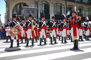BUENOS ARGENTINE 17 Kasım 2011 'de Arjantin' in Buenos Bölgesi 'ne gelen İtalyan göçmenlerin anısına asker kostümlü genç adamlar