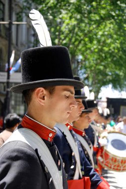 BUENOS ARGENTINE 17 Kasım 2011 'de Arjantin' in Buenos Bölgesi 'ne gelen İtalyan göçmenlerin anısına asker kostümlü genç adamlar