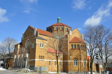 Güneşli bir günde eski katedral