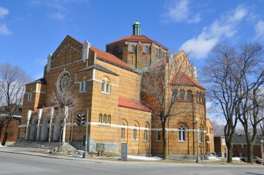 Güneşli bir günde eski katedral