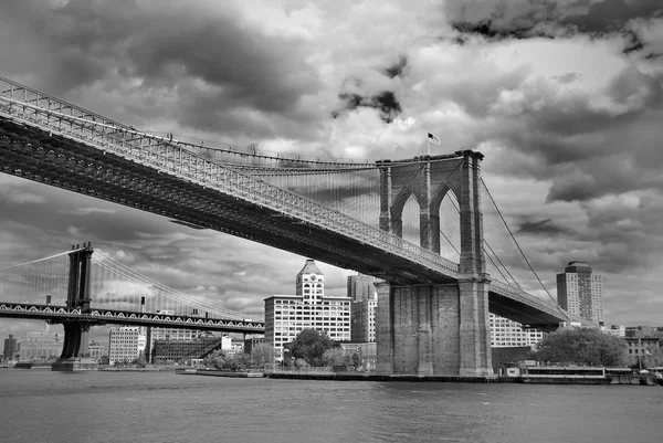 布鲁克林大桥是美国最古老的悬索桥之一 它始建于1883年 横跨东河 连接了纽约市的曼哈顿和布鲁克林行政区 — 图库照片