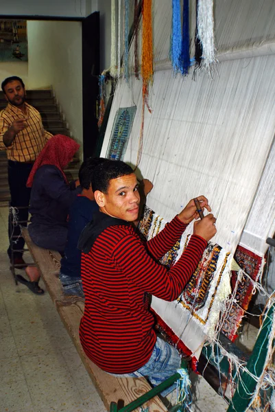 Cairo Egypt November Niños Desconocidos Que Tejían Alfombras Noviembre 2008 — Foto de Stock