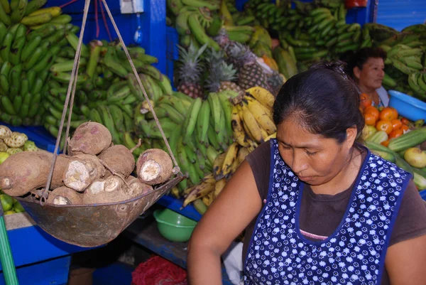 Femme Vendant Des Légumes Marché — Photo