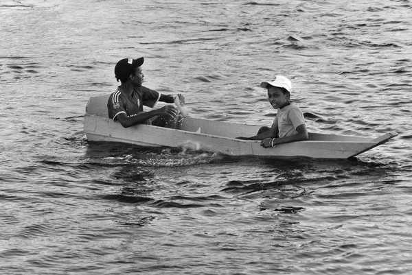 Karnak Egypt Nov Unidentified Young Boys Float Styrofoam Plate Nile — ストック写真