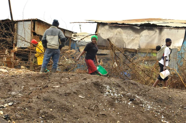 Nairobi Kenya Oct Unidentified Kid Walk Mud Nairobi Slum Oct — Fotografia de Stock