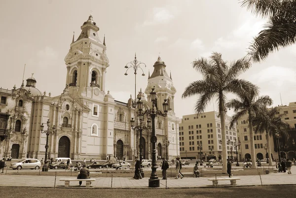 利马秘鲁11月24日 2009年11月24日 秘鲁利马阿尔马斯广场大教堂 是利马市的诞生地 也是该市的核心 位于利马历史中心 — 图库照片