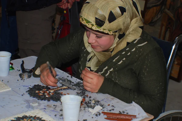 Madaba Jordan Lis Młoda Dziewczyna Wykonała Artystyczną Mozaikę Listopada 2009 — Zdjęcie stockowe