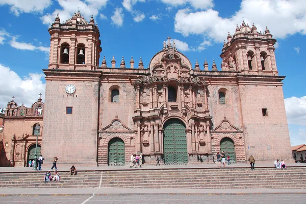 2014年4月21日 ペルー クスコ クスコ大聖堂の石造りのファサードのビュー ペルーのクスコ市の広場 アルマス広場に位置し スペイン製の石のアーケードに囲まれています — ストック写真