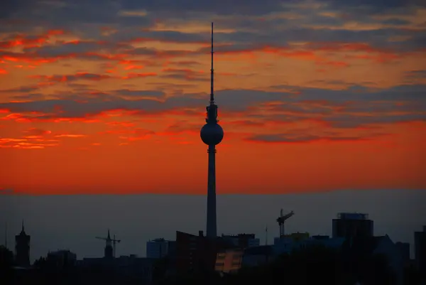 Sylwetka Zachodzie Słońca Fernsehturm Wieża Telewizyjna Znajduje Się Alexanderplatz Wieża — Zdjęcie stockowe