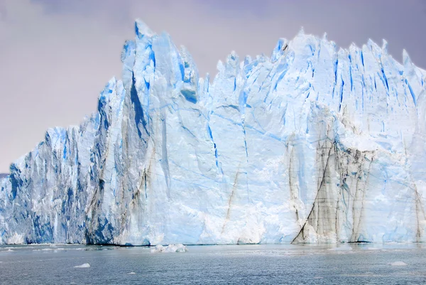 莫雷诺冰川 Perito Moreno Glacier 是位于阿根廷圣克鲁斯省Los Glaciares国家公园的一座冰川 它是阿根廷巴塔哥尼亚最重要的旅游胜地之一 — 图库照片