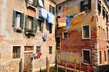 Venedik, İtalya 'da eski mimari. Çamaşır ipiyle Akdeniz tarzı binalar.