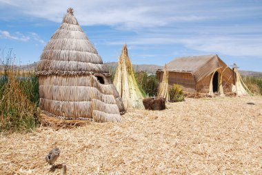 Titicaca, 28 Kasım 2010 tarihinde Puno Peru 'da yüzen sazlıklardan oluşan 44 veya daha fazla yapay adadan oluşan Uros' ta yaşayan bir nüfus için dikkat çekicidir..