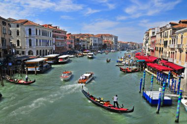 VENICE, İtalya - 19 Haziran 2011 'de İtalya' nın Venedik kentinde gondol ve vaporetto su otobüsleriyle seyahat eden turistler. Venedik 'te günde ortalama 50.000 turist var..
