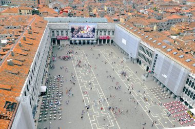 Venedik 14 Haziran: Venedik 'te 14 Haziran 2010' da St. Mark Meydanı 'ndaki Campanile' den kuş bakışı görüş. Venedik 'e yılda 20 milyondan fazla turist geliyor.. 
