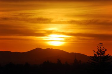 Ariquipa Peru yakınlarındaki Peru çölünün üzerinde gün batımı 