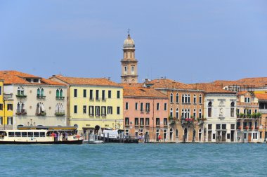 VENICE - 12 Haziran 2011 'de Venedik, İtalya' da Büyük Kanal. Venedik, İtalya 'nın kuzeydoğusunda 118 küçük adadan oluşan bir şehir. Venedik 'e yılda 20 milyondan fazla turist geliyor..