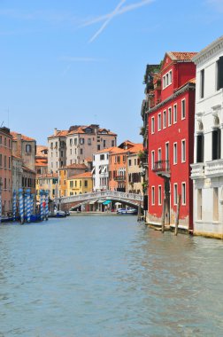 VENICE - 12 Haziran 2011 'de Venedik, İtalya' da Büyük Kanal. Venedik, İtalya 'nın kuzeydoğusunda 118 küçük adadan oluşan bir şehir. Venedik 'e yılda 20 milyondan fazla turist geliyor..