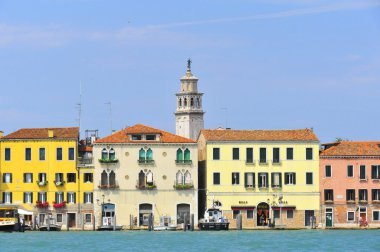 VENICE - 12 Haziran 2011 'de Venedik, İtalya' da Büyük Kanal. Venedik, İtalya 'nın kuzeydoğusunda 118 küçük adadan oluşan bir şehir. Venedik 'e yılda 20 milyondan fazla turist geliyor..
