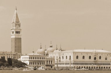 St. Mark 's Campanile (İtalyanca: Campanile di San Marco), İtalya' nın Venedik kentinde bulunan St. Mark Bazilikası 'nın çan kulesidir. Şehrin en çok tanınan sembolleri..