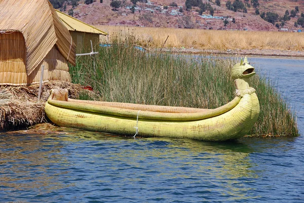 Los Botes Balsas Del Lago Titicaca Junto Con Las Canoas — Foto de Stock
