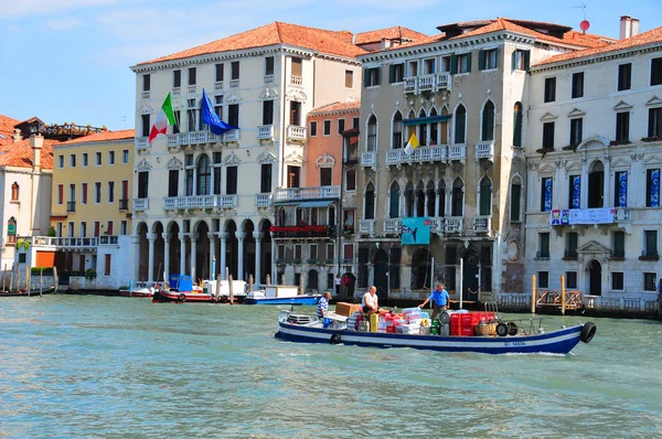 Venice June Tansportation Food Boat Grand Canal June 2011 Venice — Fotografia de Stock