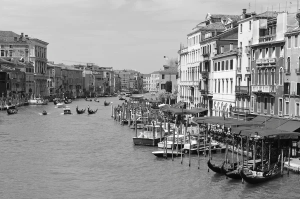 大運河の眺めはイタリアのヴェネツィアにある運河です 市内の主要な水上交通回廊の1つを形成している 公共交通機関は 水上バスと専用水上タクシーで提供されています — ストック写真