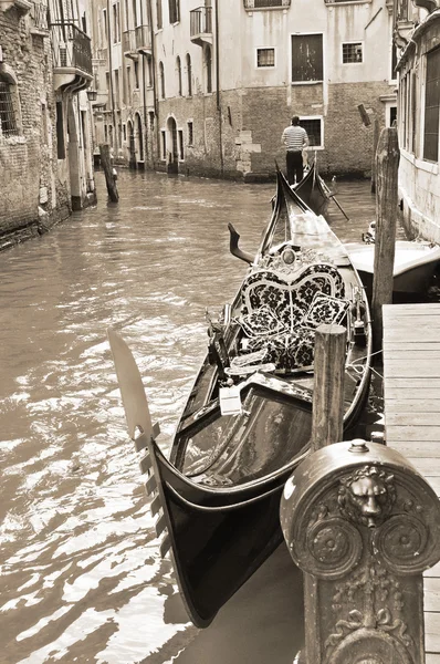 Venedik Teki Kanalda Gondol — Stok fotoğraf