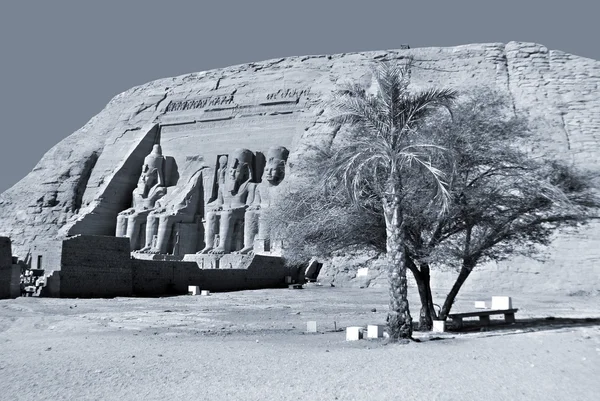 シンベル寺院 Abu Simbel アスワンの南西約230Kmに位置するナセル湖西岸のエジプト南部にある2つの巨大な岩の寺院を指す ユネスコの世界遺産に登録されている — ストック写真