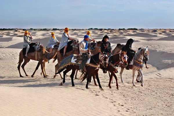 Douz Sahara Desert Octubre Los Turistas Montan Camellos Guiados Por — Foto de Stock