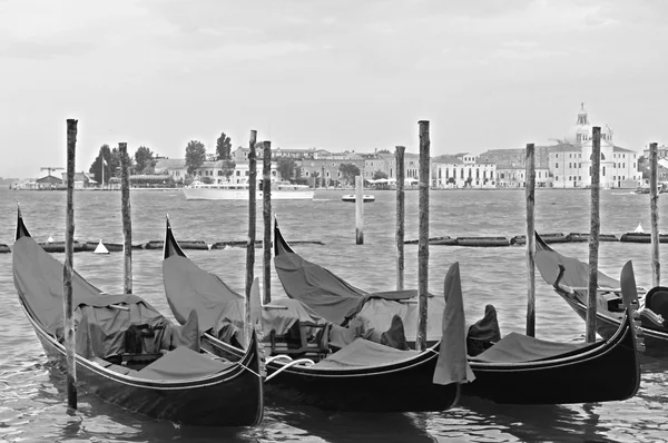 Venice Italy 2016 운하에 전통적 곤돌라 2016 이탈리아 베니스에서 촬영된 — 스톡 사진