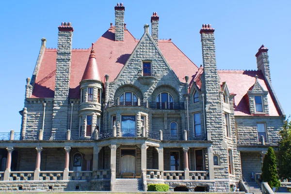 Güneşli bir günde eski tuğla bina