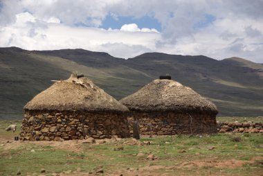 Lesotho, resmi olarak Lesotho Krallığı, Güney Afrika Cumhuriyeti tarafından çevrelenmiş, denize kıyısı olmayan bir ülkedir.
