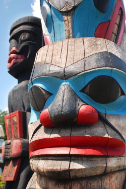 Totem kutupları, Kuzey Amerika 'nın Kuzeybatı Pasifik kıyılarındaki yerli halkların kültürleri tarafından çoğunlukla Batı Kızıl Sedir olmak üzere büyük ağaçlardan oyulmuş anıtsal heykellerdir..