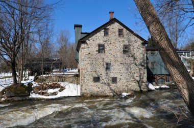 Frelighsburg Quebec Kanada 02 05: 12 Pike Nehri 'ndeki Freligh Mill. 1839 'da inşa edilen kereste fabrikası ve 19. yüzyıldan kalma çok sayıda başka bina tarihi anıt olarak kabul edilir. 