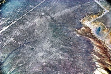 Astronot Nazca Çizgileri, Güney Peru 'daki Nazca Çölü' nde bulunan bir dizi antik geogliftir. 1994 yılında UNESCO Dünya Mirasları Listesi olarak belirlendi.. 