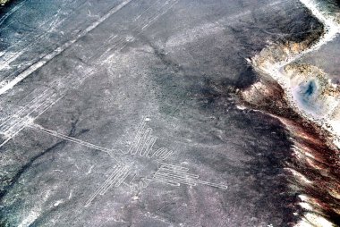 Astronot Nazca Çizgileri, Güney Peru 'daki Nazca Çölü' nde bulunan bir dizi antik geogliftir. 1994 yılında UNESCO Dünya Mirasları Listesi olarak belirlendi.. 