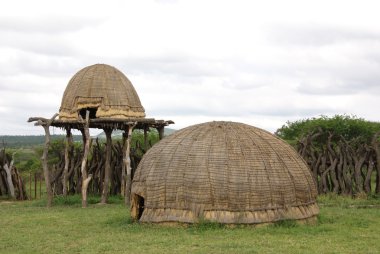 Zulu kırsalının manzarası, Güney Afrika 'da bir bantustan idi. Irkçılık devleti tarafından Zulu halkı için yarı bağımsız bir vatan olarak tasarlanıyordu..