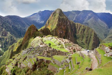 Machu Picchu ya da Machu Pikchu Quechua machu yaşlı, yaşlı, pikchu piramidi; dağ ya da geniş tabanlı ve keskin tepelerle biten bir çıkıntı