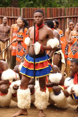 MANZINI, SWAZILAND - 25 Kasım 2010 Manzini, Svaziland 'daki bir Swazi gösterisinde kimliği belirsiz genç erkekler geleneksel giysiler giyer ve dans eder.