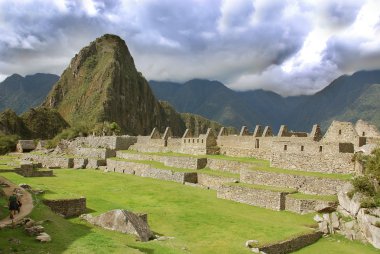 Machu Picchu, Peru 'nun Cusco bölgesinde yer alır. Peru 'nun Urubamba Vadisi' nin yukarısında, Cusco 'nun 80 km (50 mi) kuzeybatısında yer alır.