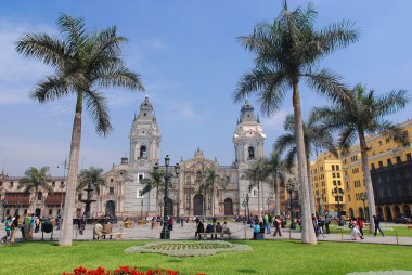 Lima Peru 24 Kasım 2009: 24 Kasım 2009 tarihinde Lima, Peru 'da bulunan Plaza de Armas Katedrali, Lima şehrinin doğduğu yerdir. Lima Tarihi Merkezi 'nde yer almaktadır..