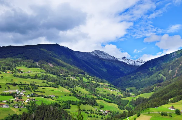 Beautiful Settlement Located High Big Mountains — Stock Photo, Image