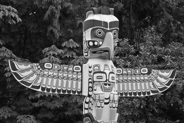 トーテム ポールは大きな木から彫刻された記念碑的な彫刻で 主に西紅杉で 北アメリカの太平洋岸北西部の先住民の文化によって彫刻されている — ストック写真