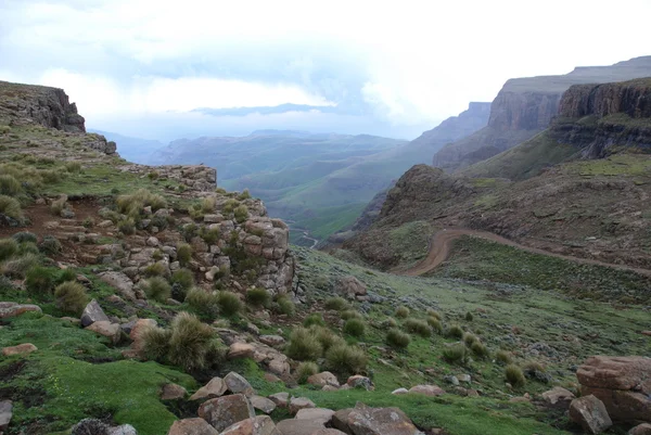 俄罗斯 时间流逝 Adygea Thach 和高加索山地夏季斜坡上云层的形成与移动 免版税图库图片